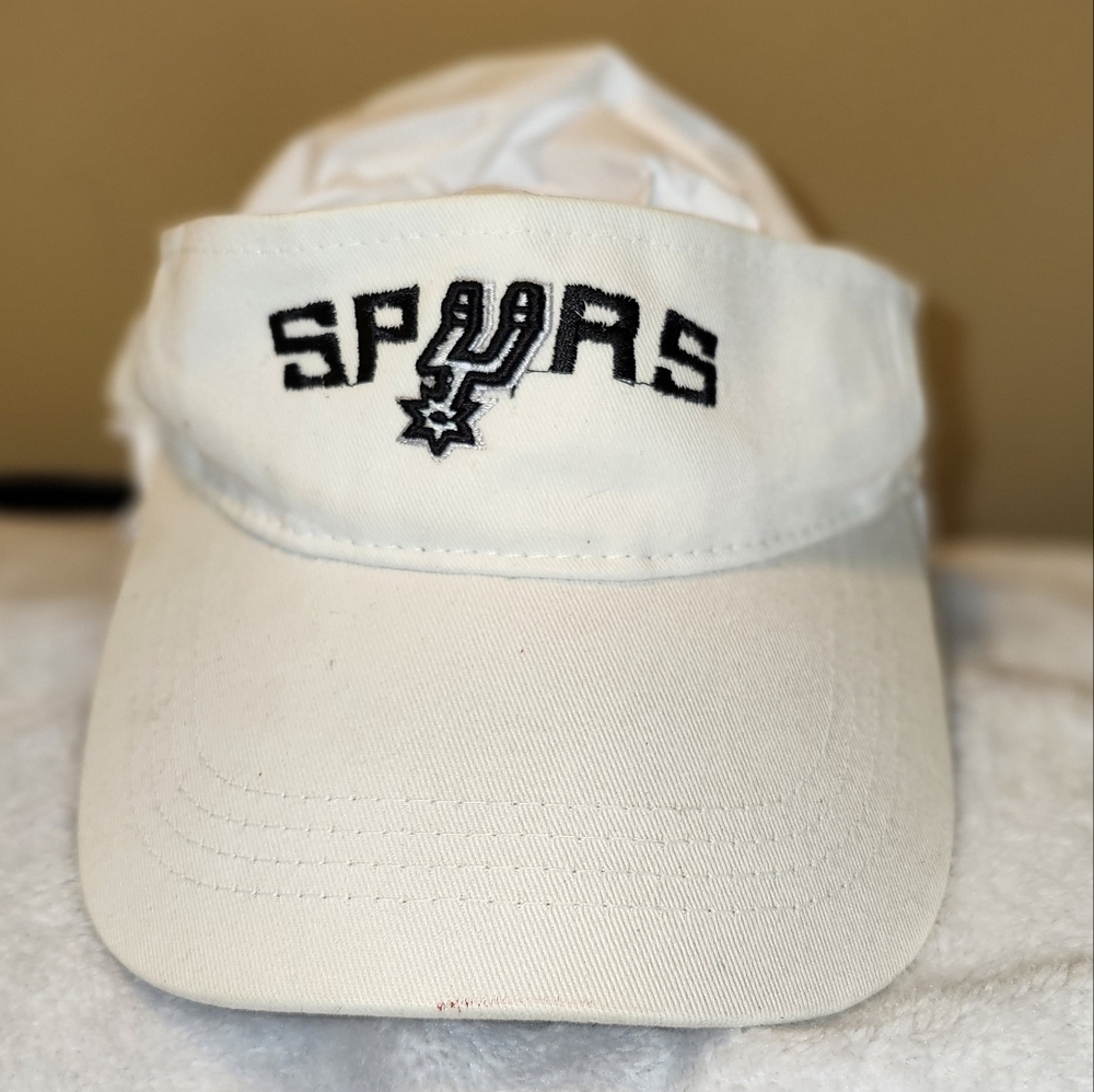 San Antonio Spurs White Vintage Visor Hat Cap Pre Owned Adjustable size. (D24)